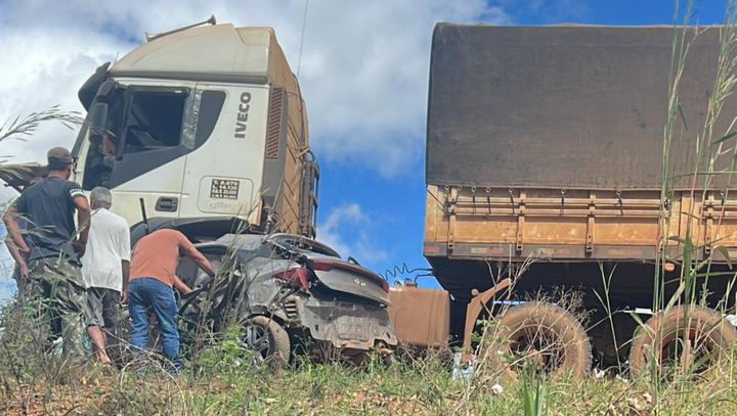 Acidente grave entre carretas e automóvel deixa uma pessoa ferida na GO 346, em Cabeceiras