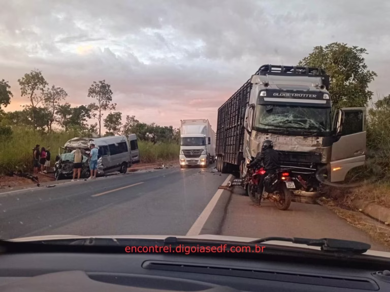 Grave acidente na BR-020 entre Formosa e Bezerra deixa mortos e feridos
