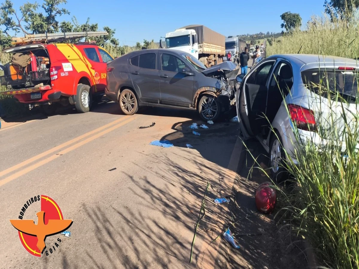 Grave acidente com quatro veículos deixa feridos na GO 430, em Formosa