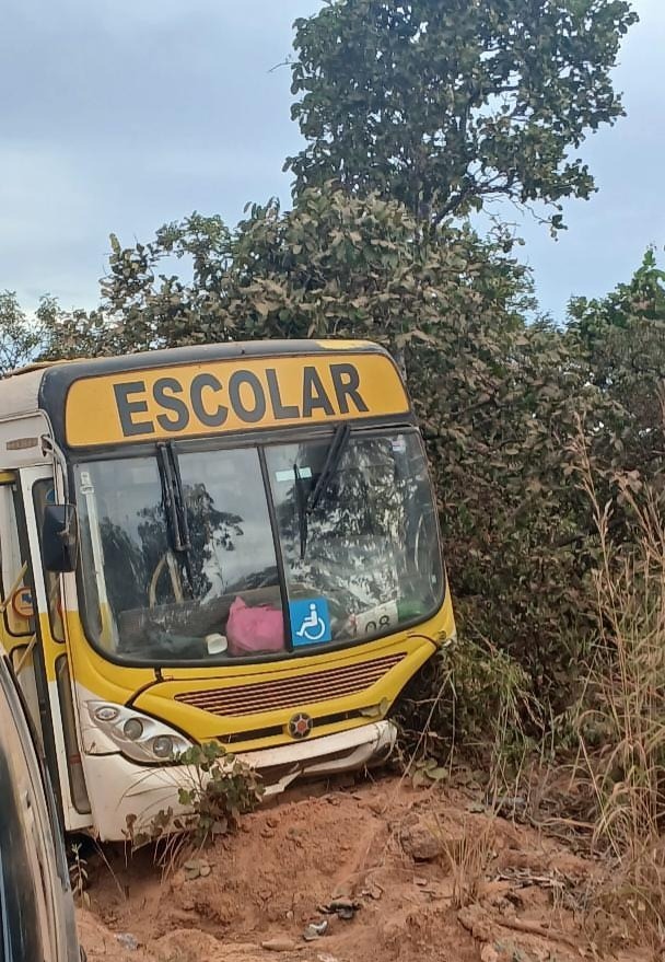 Colisão entre ônibus escolar e Chevrolet Prisma deixa feridos na zona rural de Formosa