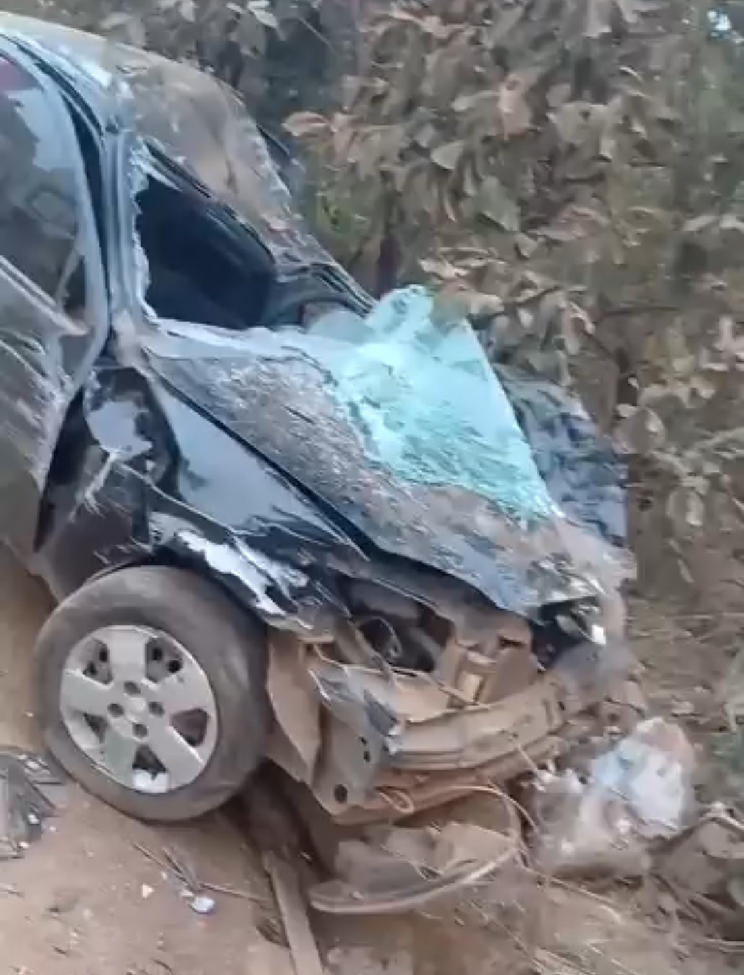 Colisão entre ônibus escolar e Chevrolet Prisma deixa feridos na zona rural de Formosa