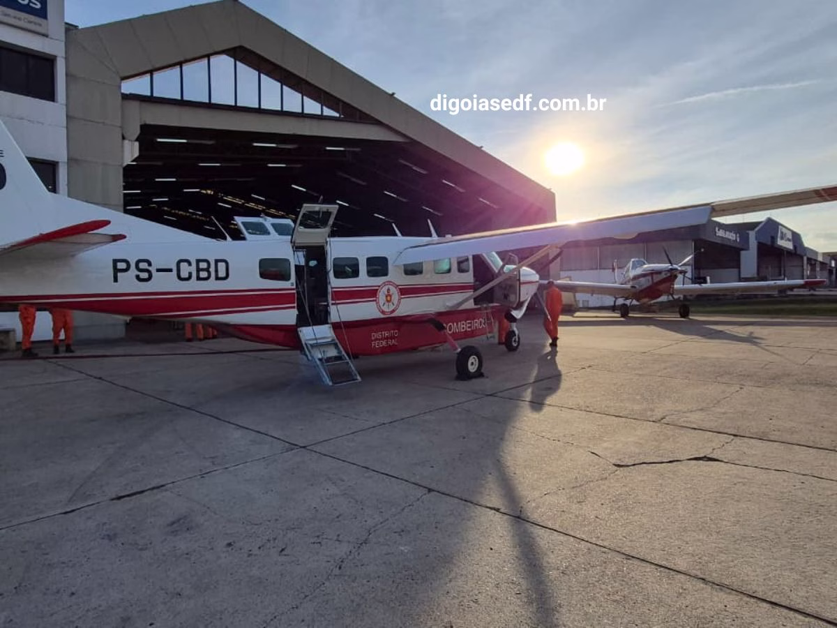 Imagem do hangar e aeronave se preparando para decolar, de Brasília para Curitiba.