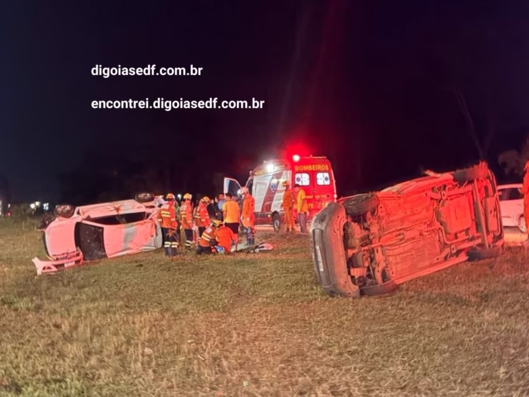 Carros capotados após acidente na BR-020 em Sobradinho.