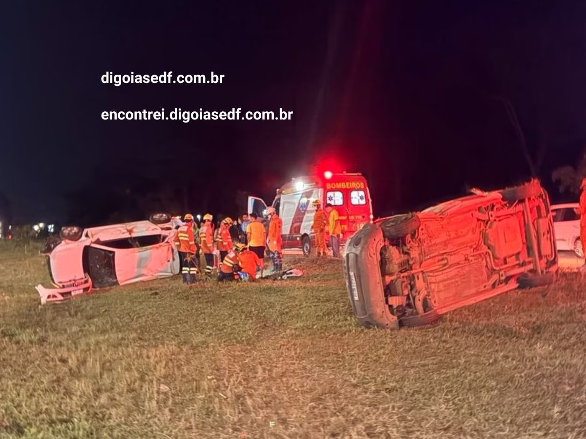 Carros capotados após acidente na BR-020 em Sobradinho.