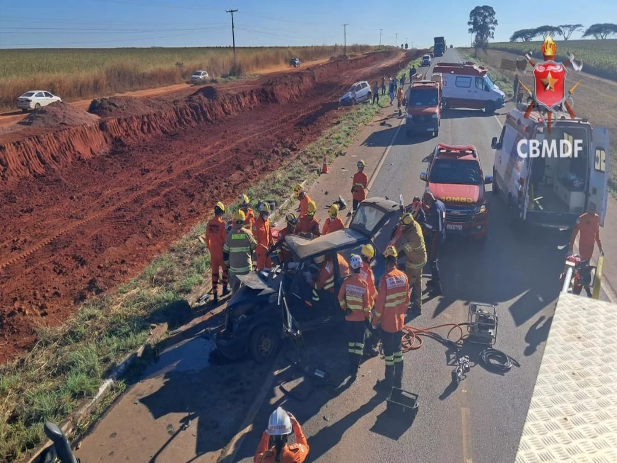 Acidente frontal entre CrossFox e Fiat Uno deixa feridos graves na DF 100 próximo ao Khoc Natura 7 Corpo de Bombeiros e SAMU prestam socorro a acidentados, após colisão frontal na DF 100.