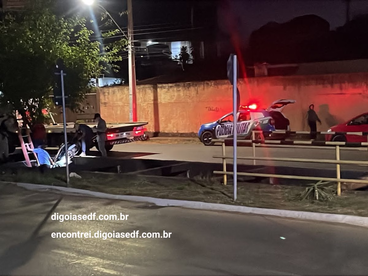 Caminhão prancha retirando a moto de dentro do Córrego Josefa Gomes em Formosa. 