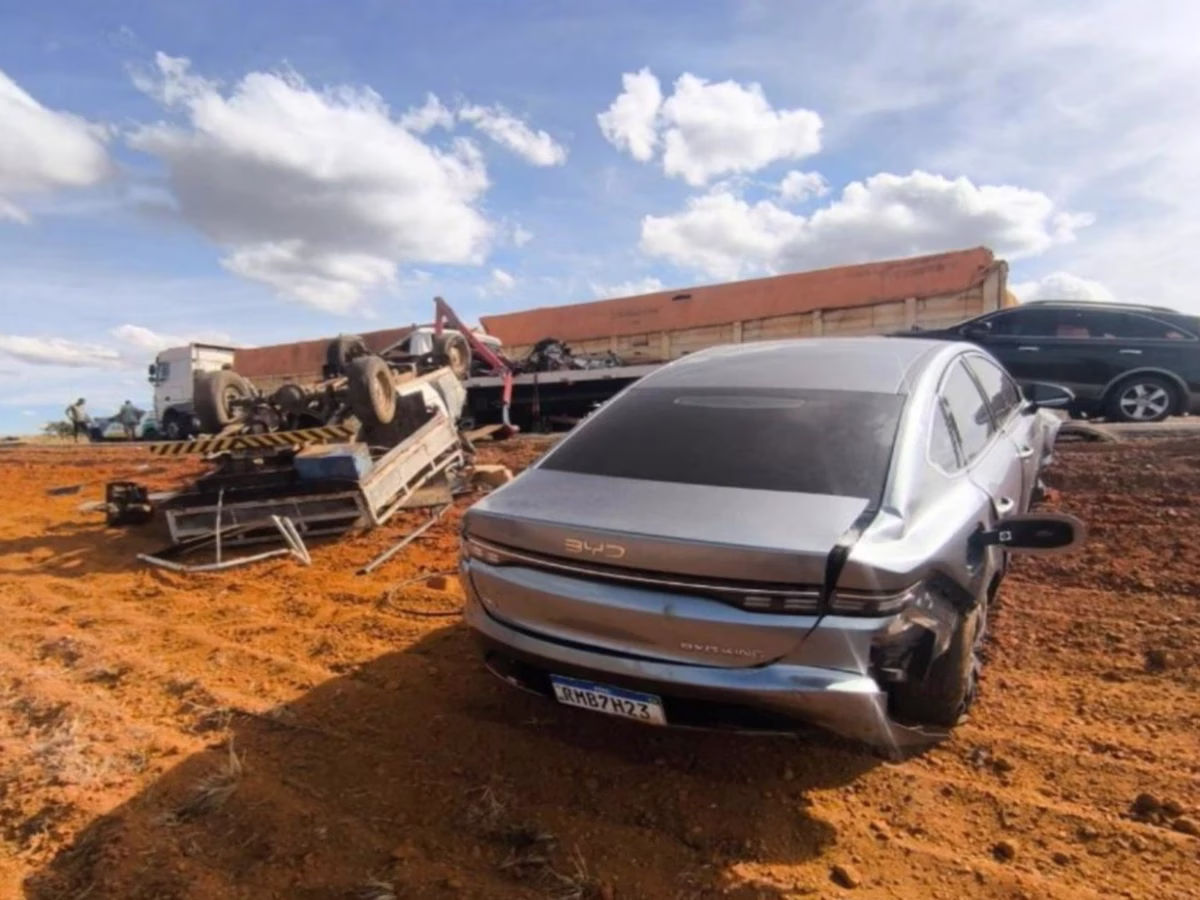 Carros e caminhões envolvidos no acidente na GO 118 em Água Fria Goiás. 