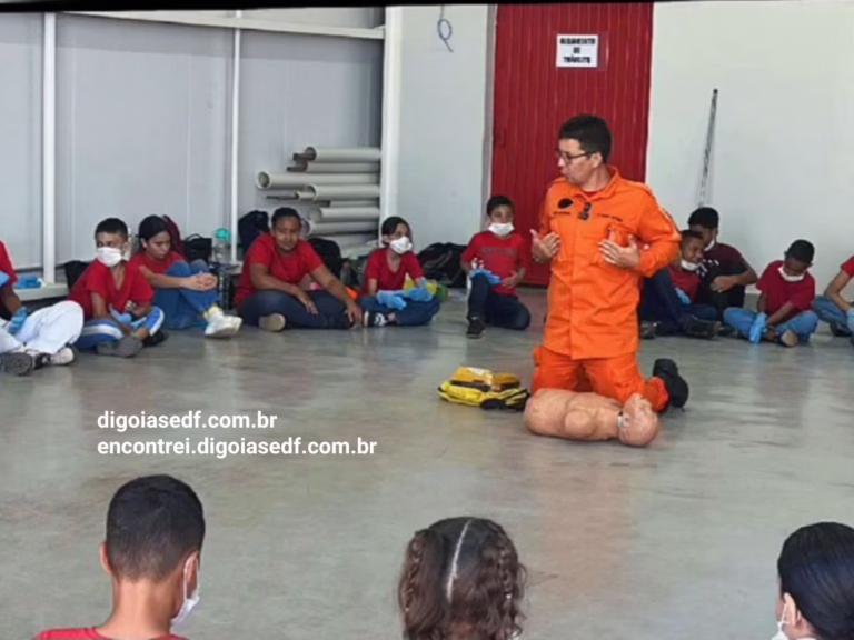 Bombeiro ministrando aula para crianças na aula de primeiros socorros, no Programa Bombeiros Mirim.