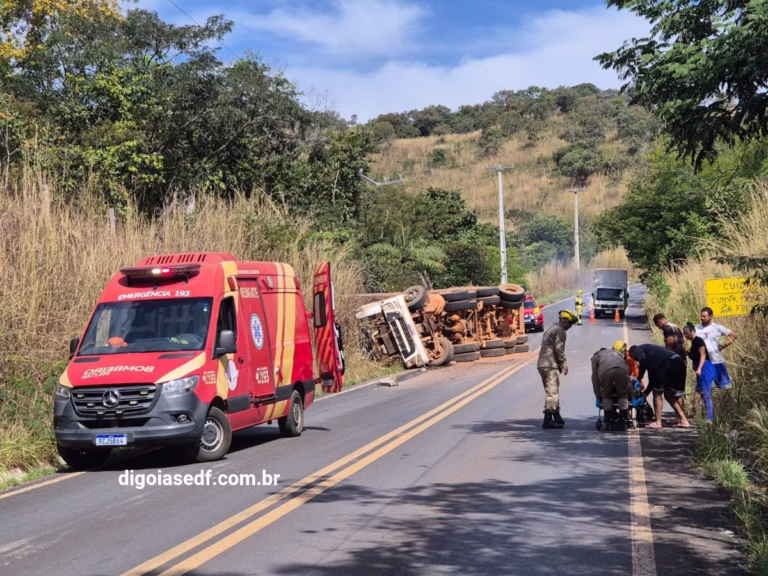 bombeiros prestando socorro após caminhão tombar na GO 116.