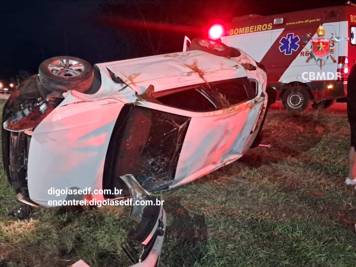 carro capotado na BR-020, polo branco  tombamento lateral na margem da rodovia JK.