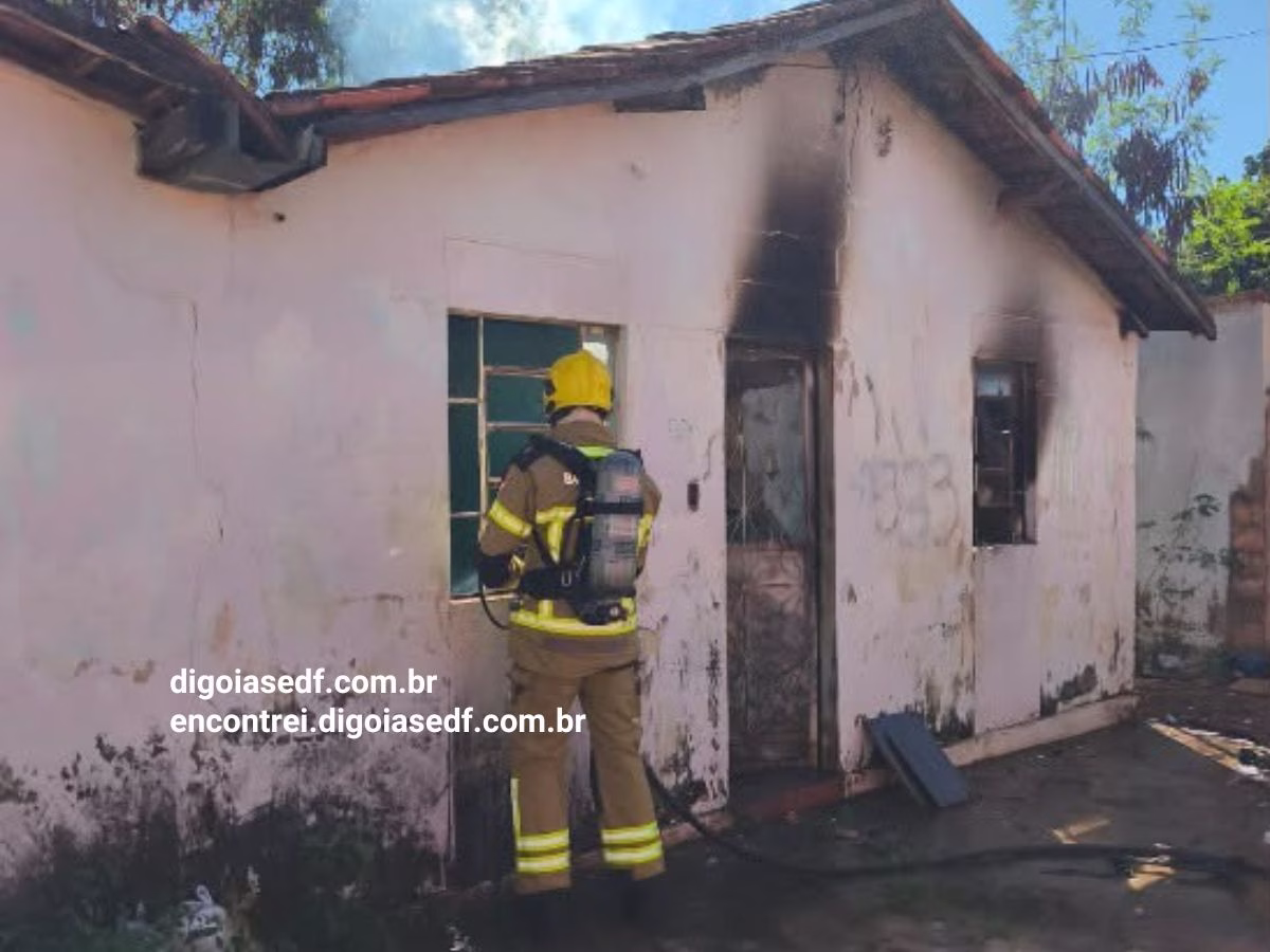 Casa abandonada cor Rosa, incendiada na vila imperatriz.