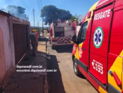 Viaturas do corpo de bombeiros de Formosa em combate em incêndio em casa abandonada.