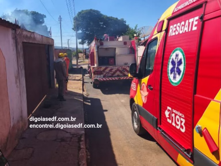 Viaturas do corpo de bombeiros de Formosa em combate em incêndio em casa abandonada.