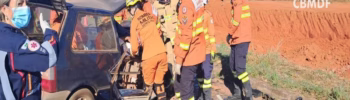 Bombeiros realizam socorro a feridos em acidente na DF 100, Distrito Federal.