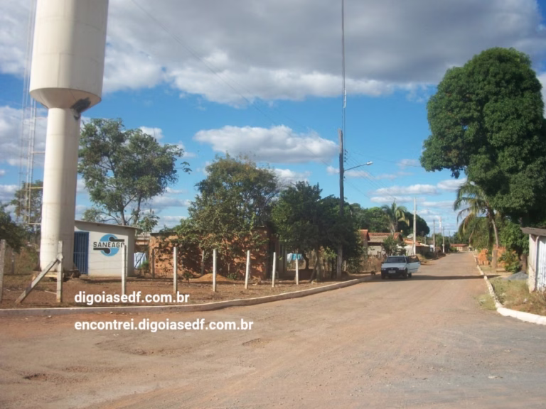 Nessa imagem mostra ruas de Santa Rosa e estação de água da Saneago e lotes baldios e casas do distrito.
