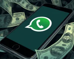 Ilustração de um smartphone exibindo o logotipo do WhatsApp sobre um fundo com notas de dinheiro, representando golpes financeiros, fraudes virtuais e crimes praticados por meio do aplicativo de mensagens, Golpista se passa por cliente.