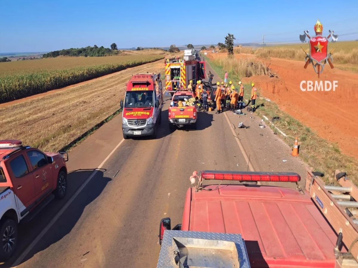 Acidente frontal entre CrossFox e Fiat Uno deixa feridos graves na DF 100 próximo ao Khoc Natura 6 Foto aérea mostra o acidente na DF 100, viaturas de socorro do corpo de bombeiros de Goiás e DF.