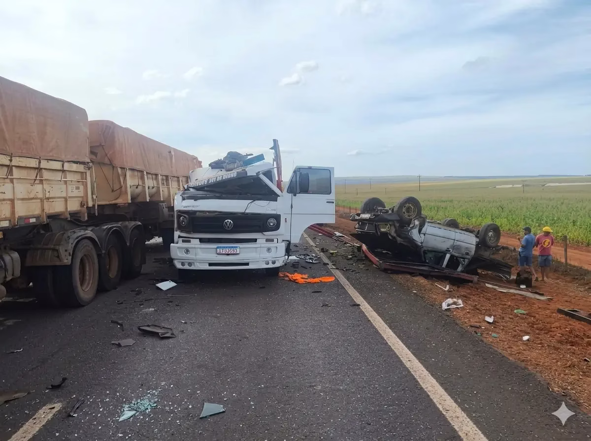 Caminhões e carros destruídos em acidente na GO 118 Água Fria. 