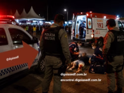Imagem gerada por IA carro de polícia, do samu e homem caído com perna ferida.