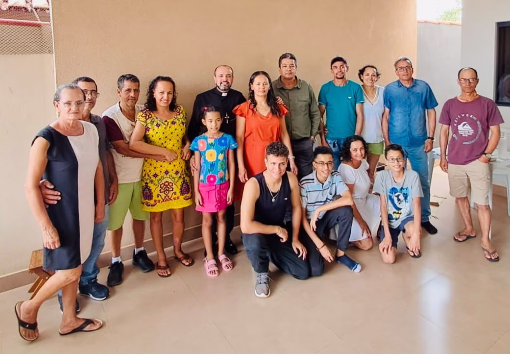 Do Padre Joacir d’Abadia para a esquerda em pé: Vânia, José, Laureano, Inês, Genelci e Alberto (cunhado, esposo de Vânia); de cócoras - Sobrinhos: Rafael (filho de Rosilda), Arthur (filho de Inês, Genilda (irmã) e Mateus Antônio (filho de Laureano Neto).
Do Padre para à esquerda:  em frente ao Padre Joacir: Sophia (Sobrinha Neta, filha da Sobrinha Juliene (filha de Davina, irmã do Padre), Rosilda e seu esposo Cleomar Pinto e Davina com seu esposo João Pinto.