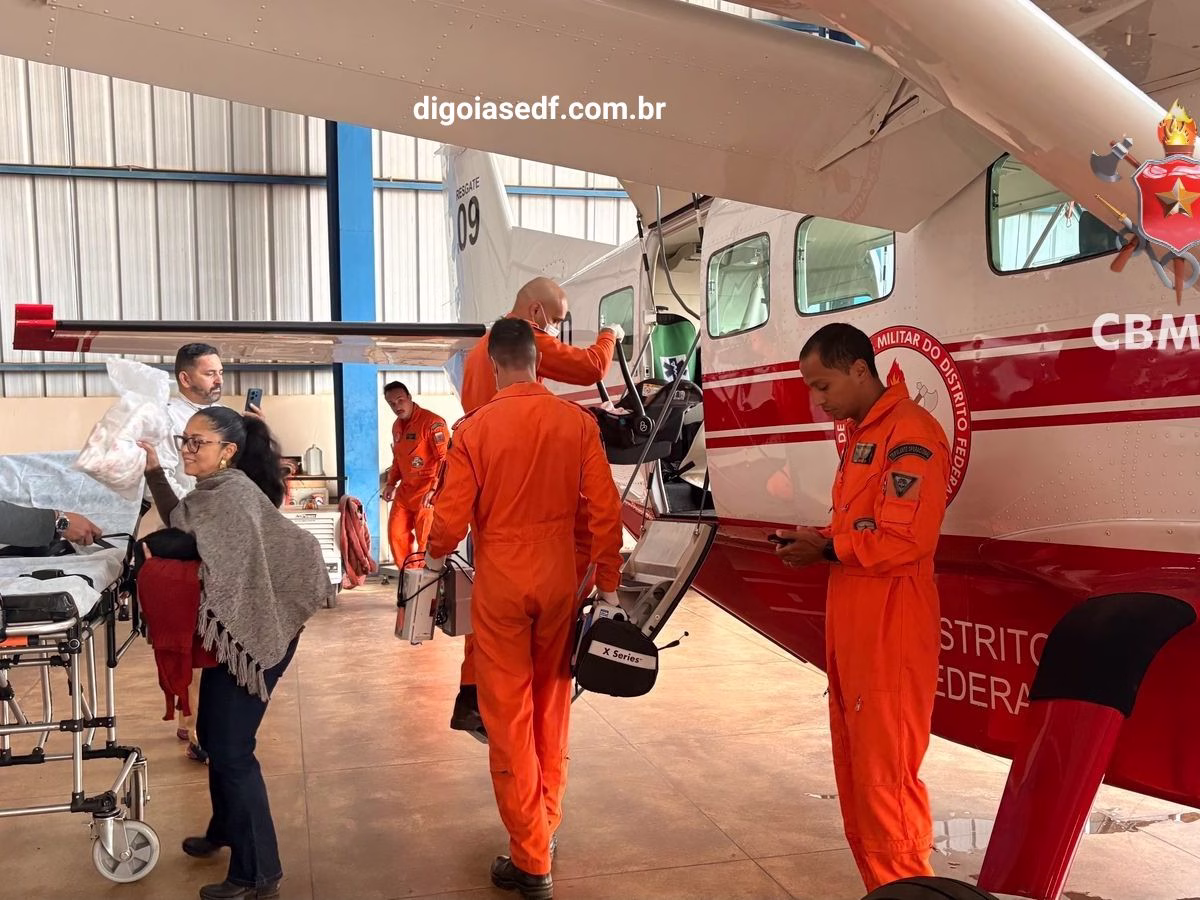 Médicos e paramédicos do corpo de bombeiros com aeronave, em Brasília.