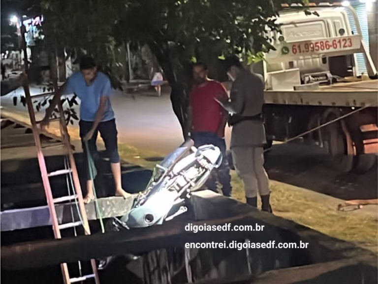 Moto sendo retirada de dentro do Córrego Josefa Gomes em Formosa