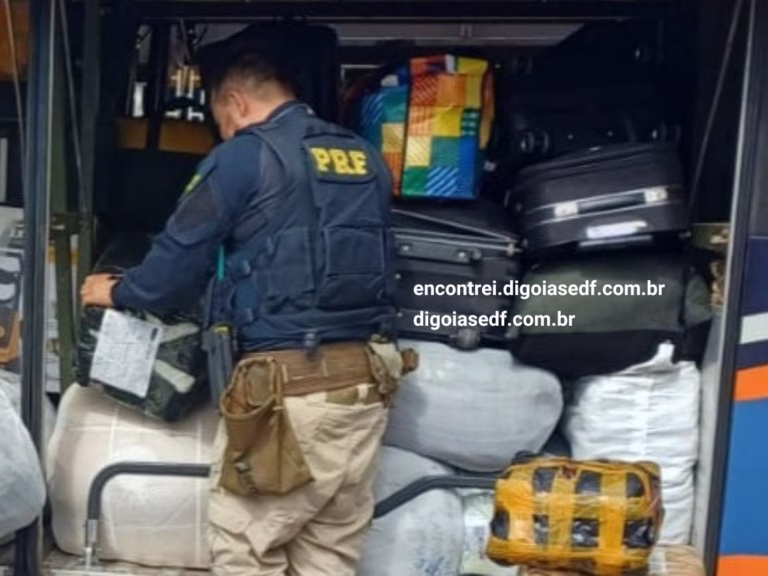 Policial Rodoviário Federal em revista nas bagagens de ônibus, na BR-020 Planaltina DF.