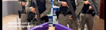 Policiais segurando fuzis em frente às drogas apreendidas durante operação em Formosa.