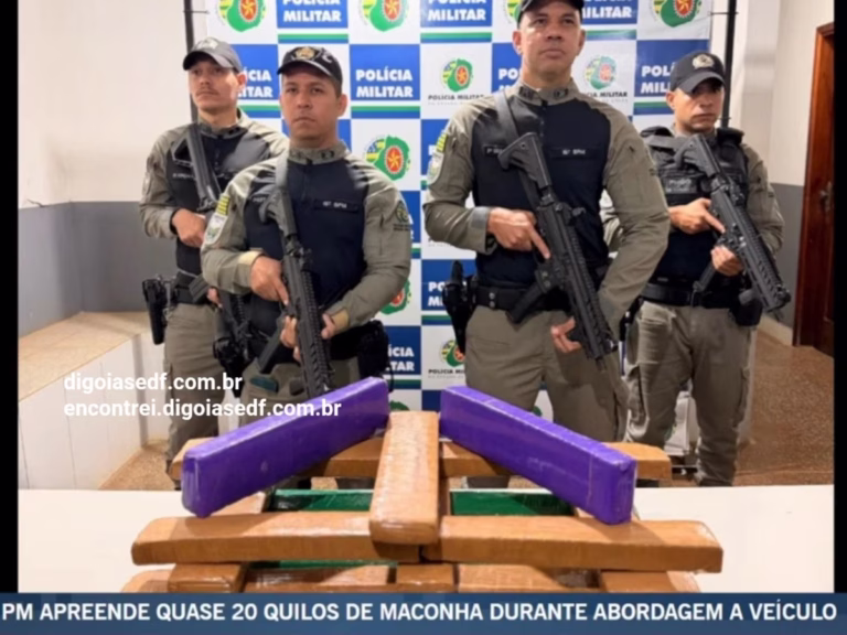 Policiais segurando fuzis em frente às drogas apreendidas durante operação em Formosa.