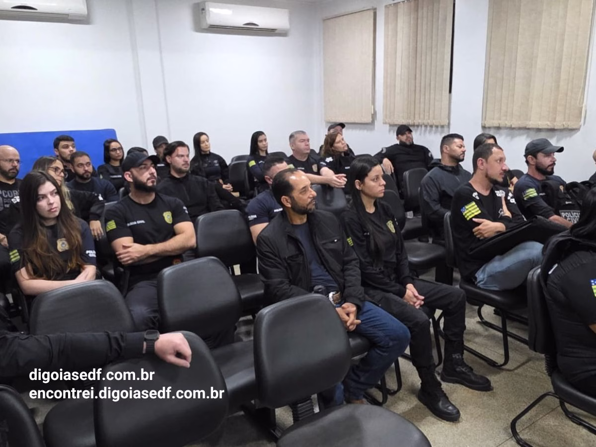 30 policiais civis reunindos antes da operação contra o tráfico de drogas.