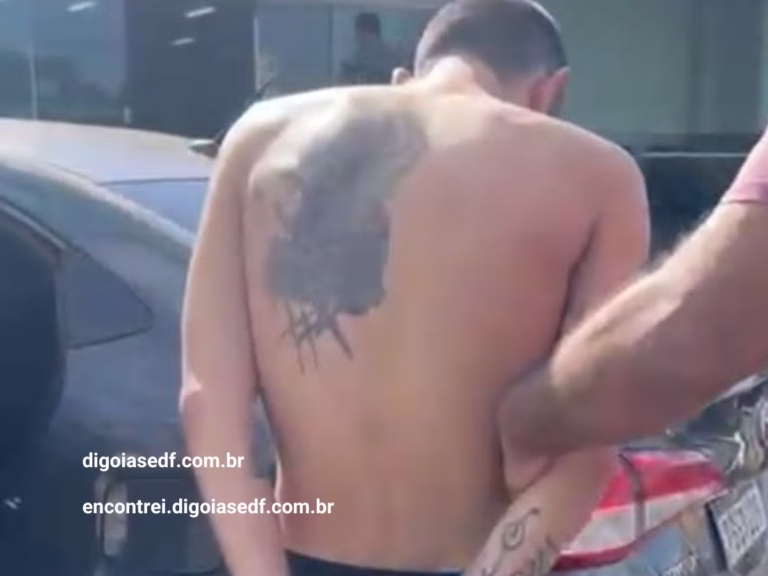 Preso acusado de homicídio em Formosa, policial segurando acusado preso.
