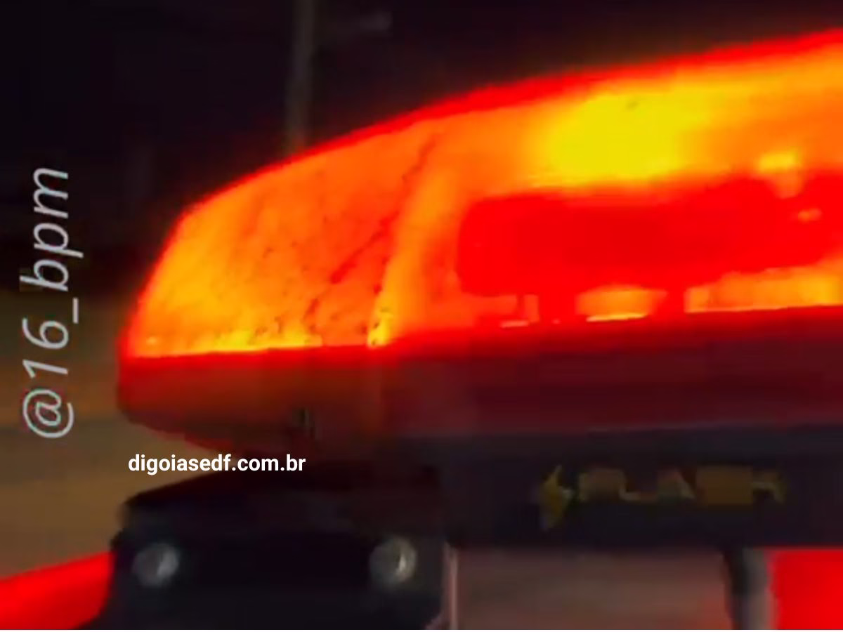 Giroflex luzes de viatura ligadas durante abordagem e prisão.