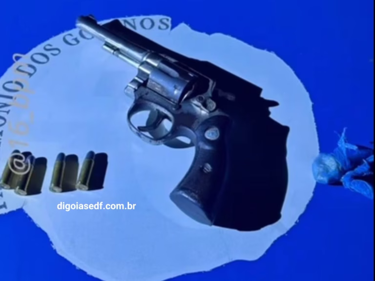 Arma de fogo no capô da viatura, arma apreendida durante abordagem em Formosa.