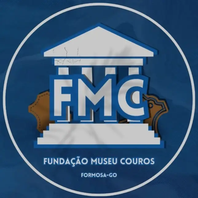 Logotipo oficial da Fundação Museu Couros dentro de um círculo branco sobre fundo azul escuro. O emblema mostra a ilustração de um prédio clássico com colunas (estilo museu) nas cores branco e azul, sobreposto pelas letras "FMC". Atrás da estrutura, aparecem detalhes que remetem a pedaços de couro marrom. Abaixo do desenho, está escrito em letras brancas: "FUNDAÇÃO MUSEU COUROS - FORMOSA-GO".