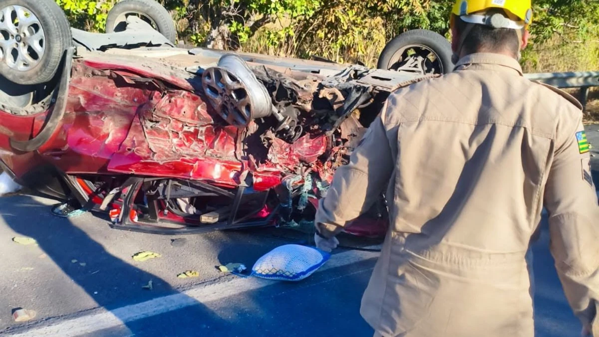 Veículo capotado e completamente destruído após colisão frontal na BR-020, em Formosa (GO), durante atendimento do Corpo de Bombeiros e das forças de segurança no local do acidente.