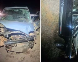 Uma montagem de duas fotos tiradas à noite, mostrando os veículos envolvidos no acidente. A imagem da esquerda mostra um Ford Fiesta azul-claro com a frente completamente destruída e o para-brisas quebrado. A imagem da direita mostra um Volkswagen Gol preto capotado, de lado na beira da estrada, com danos severos no teto e na lateral.