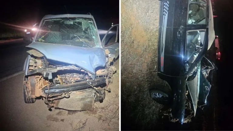 Uma montagem de duas fotos tiradas à noite, mostrando os veículos envolvidos no acidente. A imagem da esquerda mostra um Ford Fiesta azul-claro com a frente completamente destruída e o para-brisas quebrado. A imagem da direita mostra um Volkswagen Gol preto capotado, de lado na beira da estrada, com danos severos no teto e na lateral.