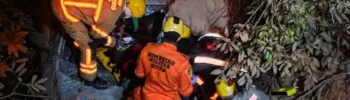 Carro cai em rio após saída de pista na GO-458, na zona rural de Formosa, bombeiros realizando o resgate, a noite.