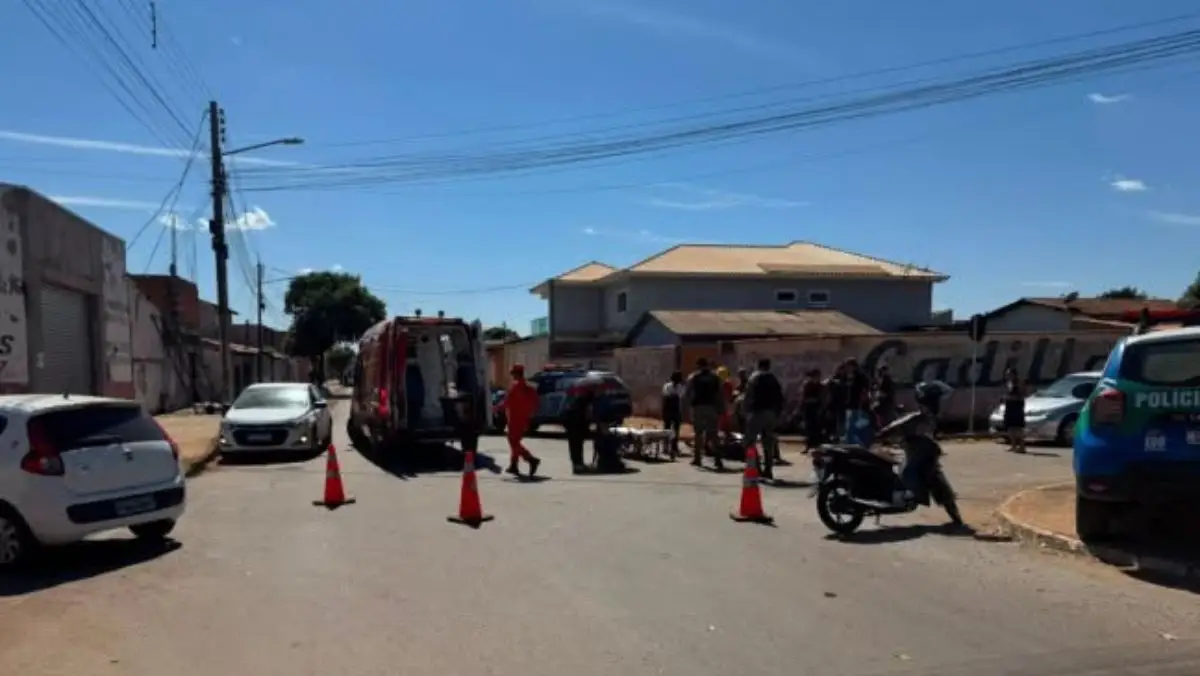 Acidente entre moto e bicicleta mobiliza Bombeiros e PM no Bairro Formosinha, em Formosa 2 Acidente entre moto e bicicleta. Cruzamento do local do acidente no bairro Formosinha.