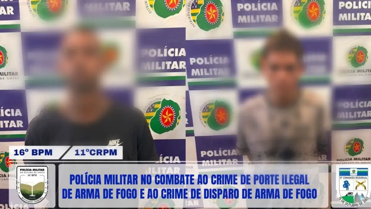 homem atira contra portão da casa de ex-namorada, na imagem homens presos, na delegacia com rosto com imagem borrada.