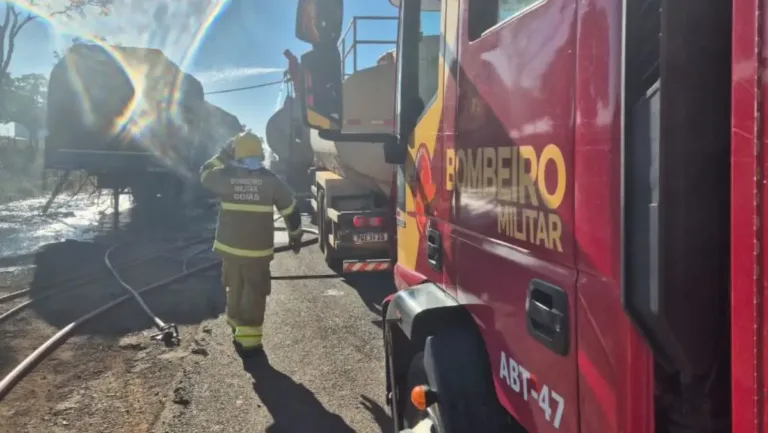 Incêndio em carreta na BR-020 em Formosa destrói carga de algodão e mobiliza bombeiros