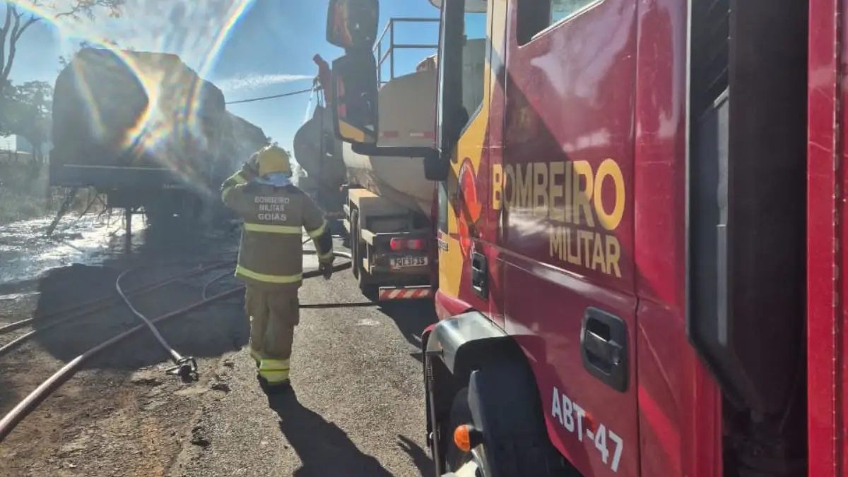 Incêndio em carreta na BR-020 em Formosa destrói carga de algodão e mobiliza bombeiros
