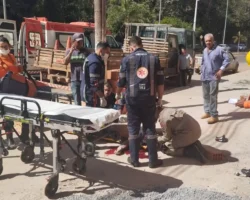 Jovem cai de 13 metros de altura enquanto trabalhava em igreja no Setor Bosque, em Formosa 3 Homem caiu de 13 metros de altura em igreja, na imagem os bombeiros prestam atendimento ao jovem em frente à obra, da igreja assembleia de Deus.