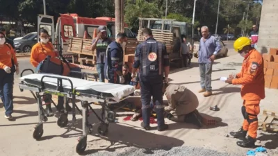 Homem caiu de 13 metros de altura em igreja, na imagem os bombeiros prestam atendimento ao jovem em frente à obra, da igreja assembleia de Deus.