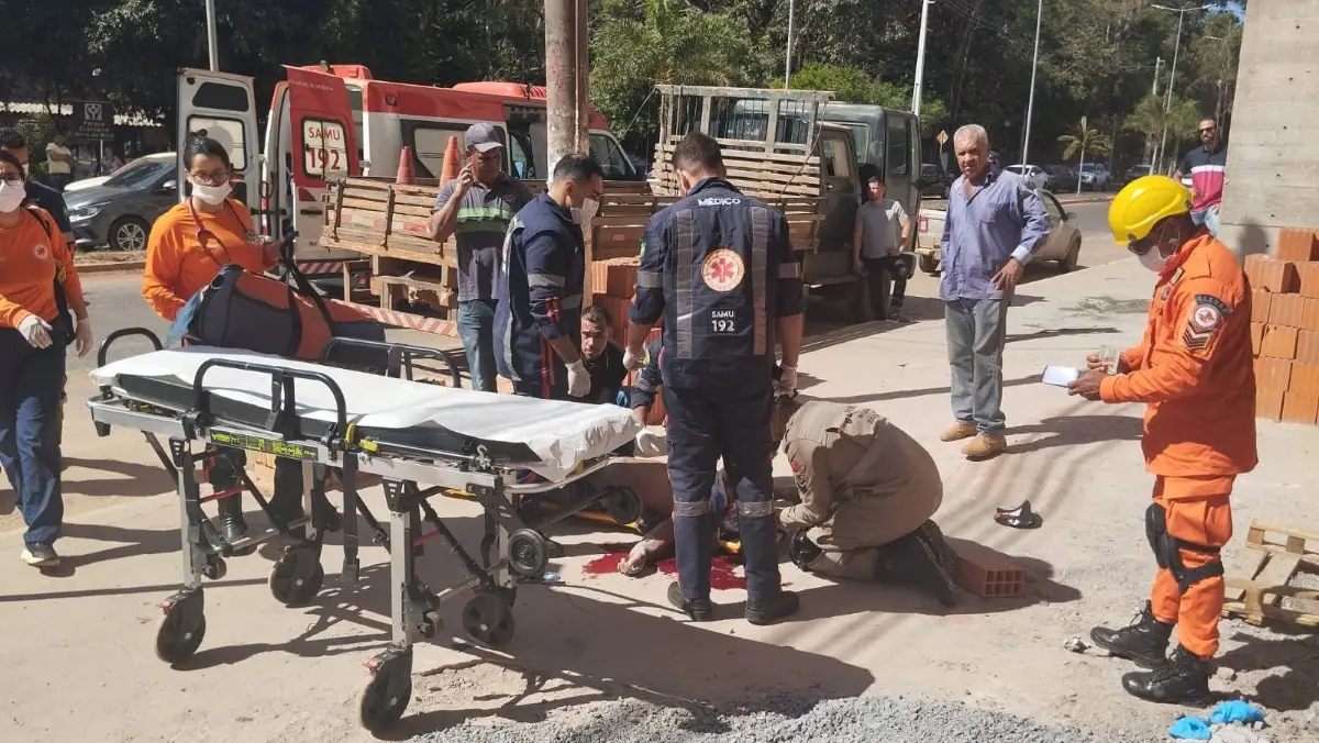 Homem caiu de 13 metros de altura em igreja, na imagem os bombeiros prestam atendimento ao jovem em frente à obra, da igreja assembleia de Deus.