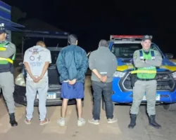 Homens presos na GO 118, em Alto Paraíso, na foto três homens de costas e policiais em pé de frente para a câmera.