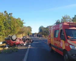 Viatura do Corpo de Bombeiros atende ocorrência de grave colisão frontal na BR-020, em Formosa (GO), enquanto um veículo capotado permanece sobre a pista durante o trabalho das equipes de resgate.