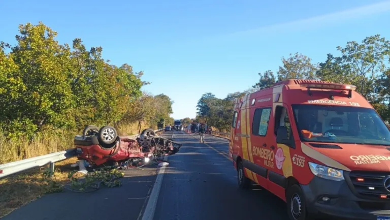 Viatura do Corpo de Bombeiros atende ocorrência de grave colisão frontal na BR-020, em Formosa (GO), enquanto um veículo capotado permanece sobre a pista durante o trabalho das equipes de resgate.