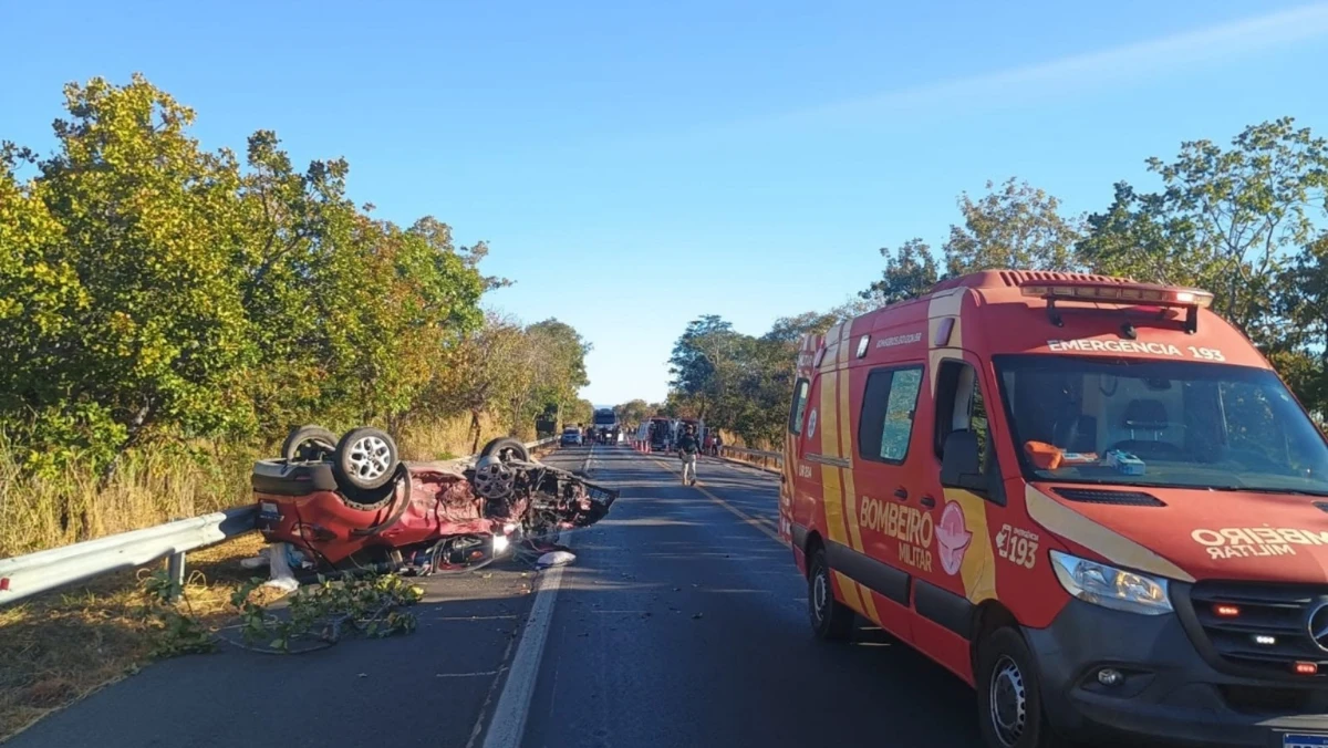 Viatura do Corpo de Bombeiros atende ocorrência de grave colisão frontal na BR-020, em Formosa (GO), enquanto um veículo capotado permanece sobre a pista durante o trabalho das equipes de resgate.