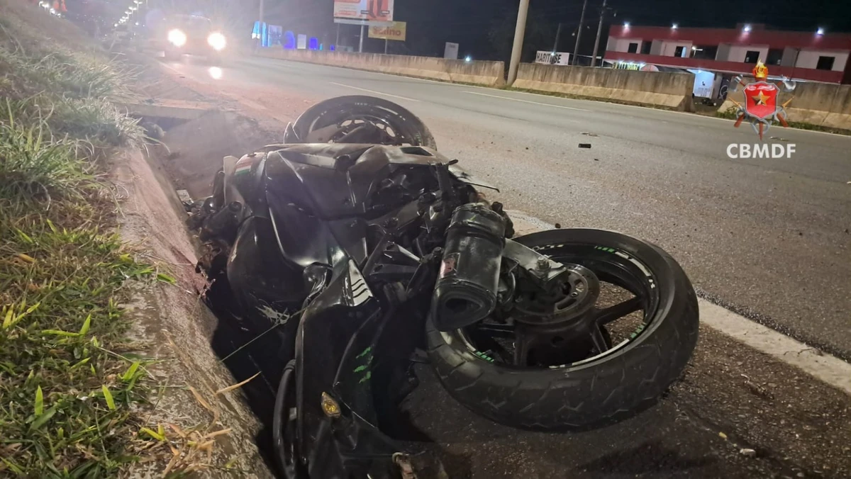 Motociclista morre
Motocicleta Honda CB 250 preta caída às margens da BR-020 após colisão contra a mureta de proteção, apresentando danos significativos em decorrência do acidente registrado durante a noite.
